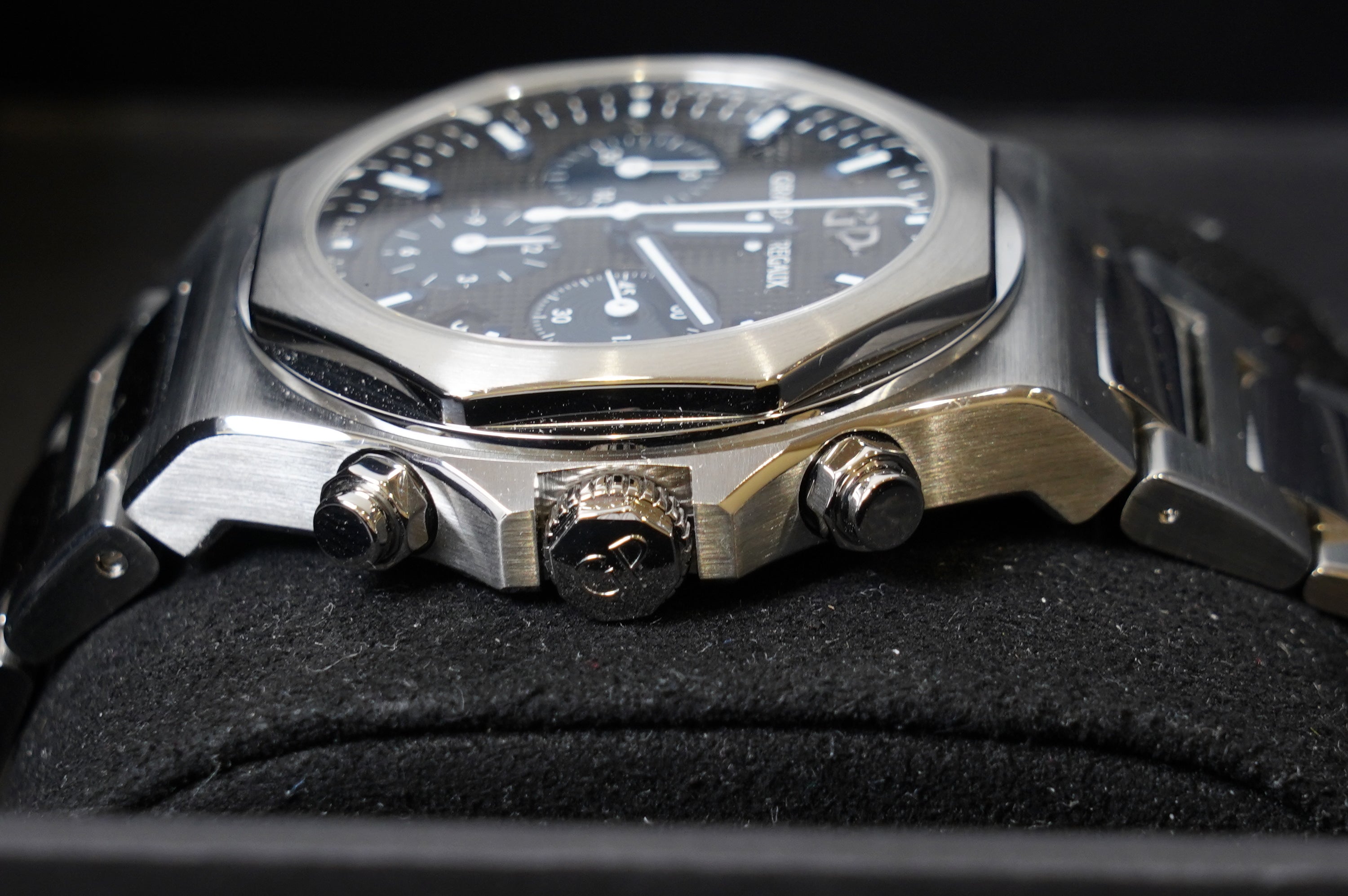 Girard-Perregaux Laureato Chronograph 42 mm (81020-11-631-11A)