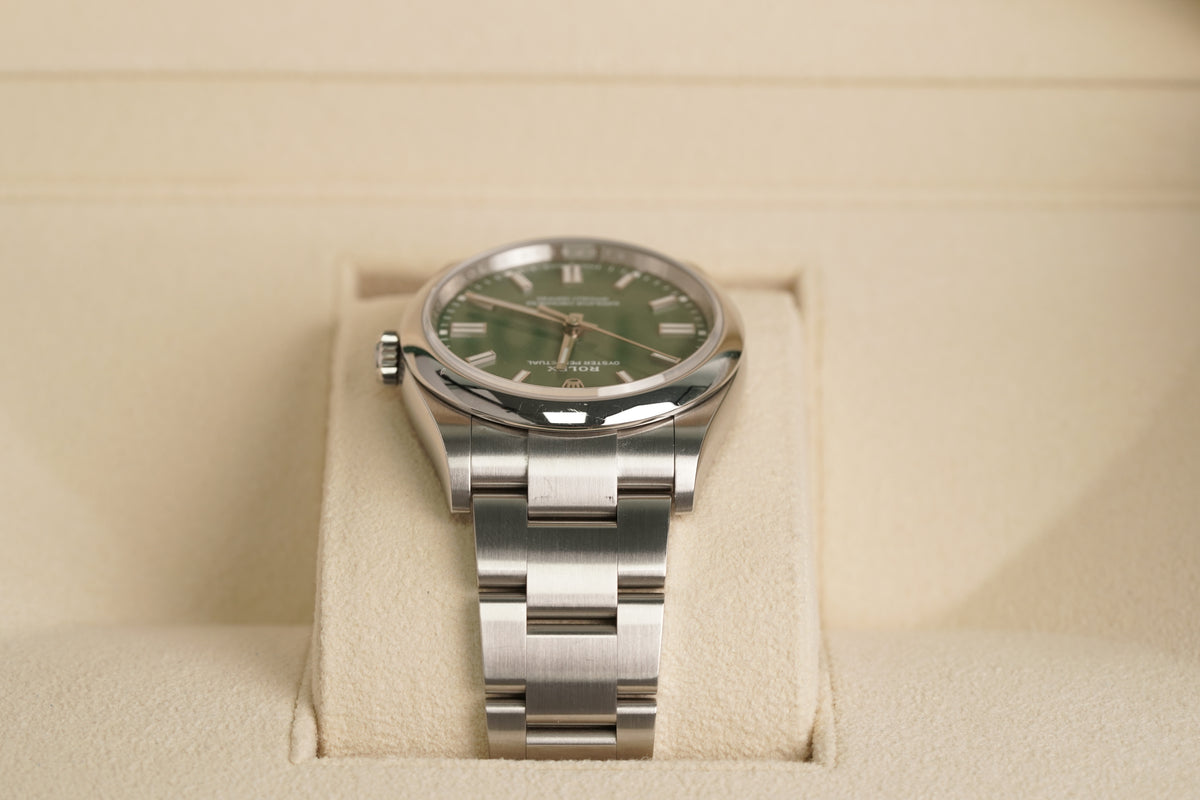 Rolex Oyster Perpetual (126000-0005)