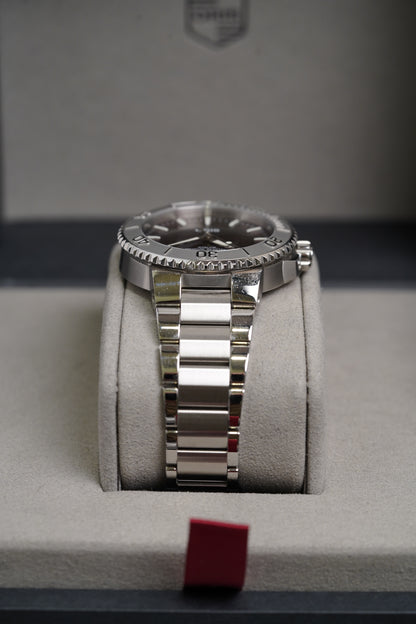 Oris Aquis Date Relief Cherry Red