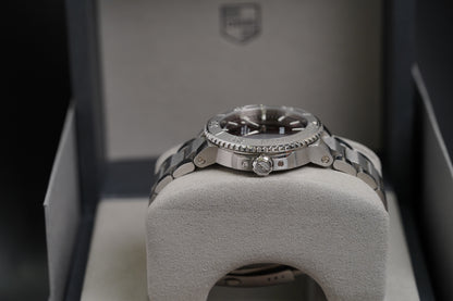 Oris Aquis Date Relief Cherry Red