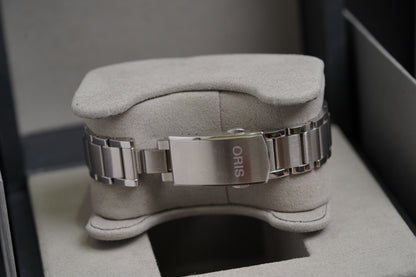 Oris Aquis Date Relief Cherry Red