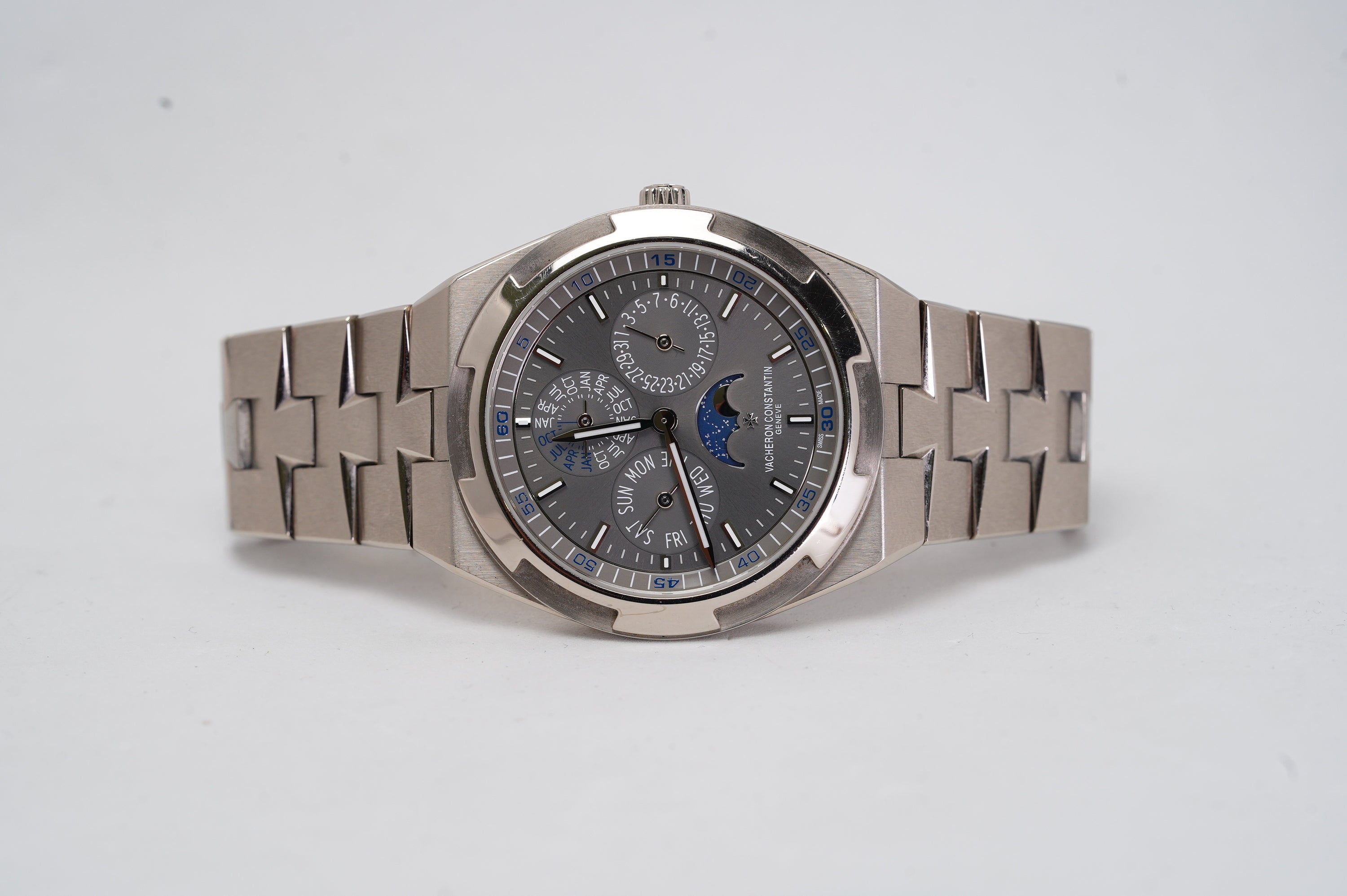 Vacheron Constantin Overseas Ultra-Thin Perpetual Calendar (4300V/120G-B102)