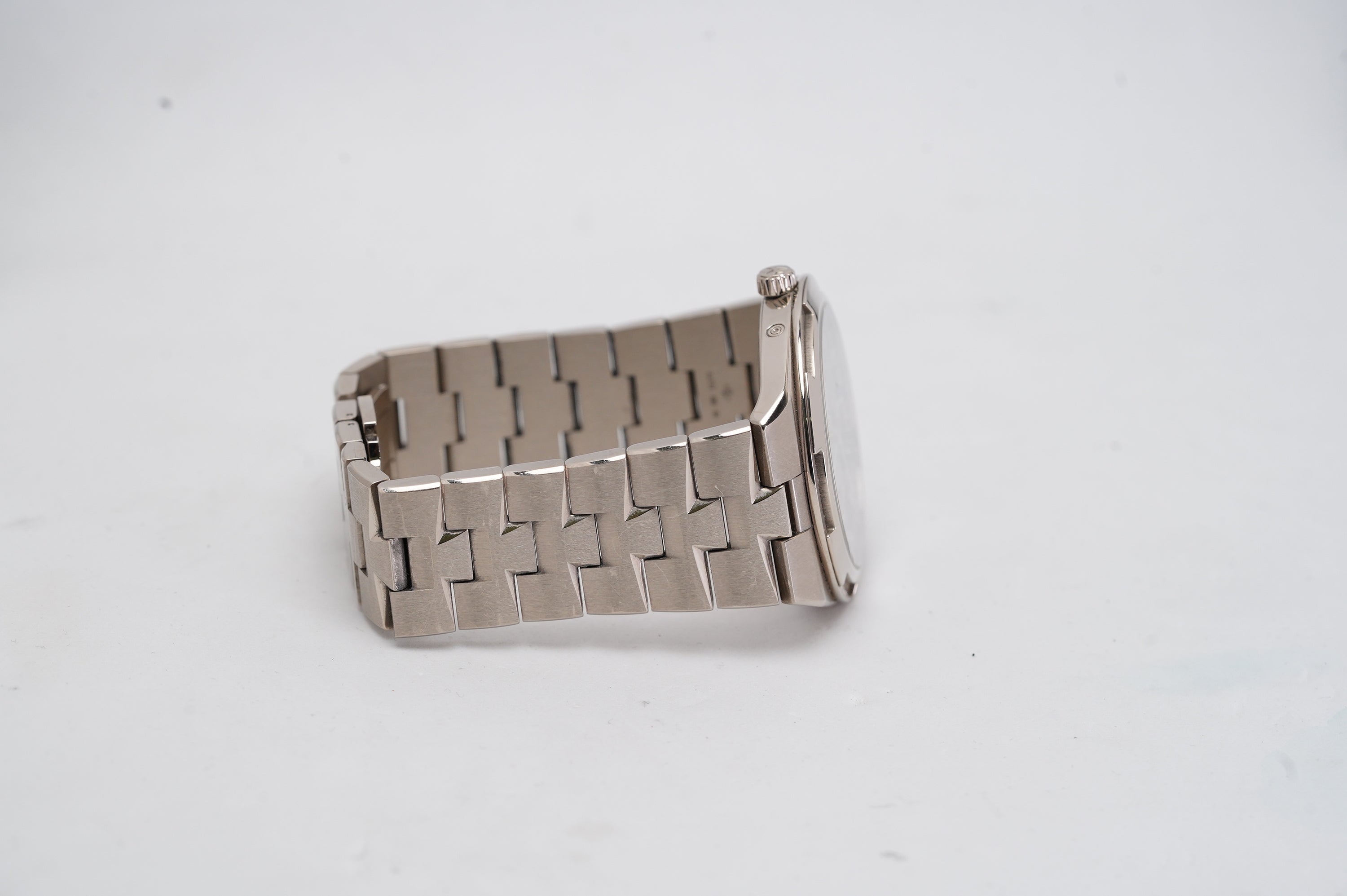 Vacheron Constantin Overseas Ultra-Thin Perpetual Calendar (4300V/120G-B102)