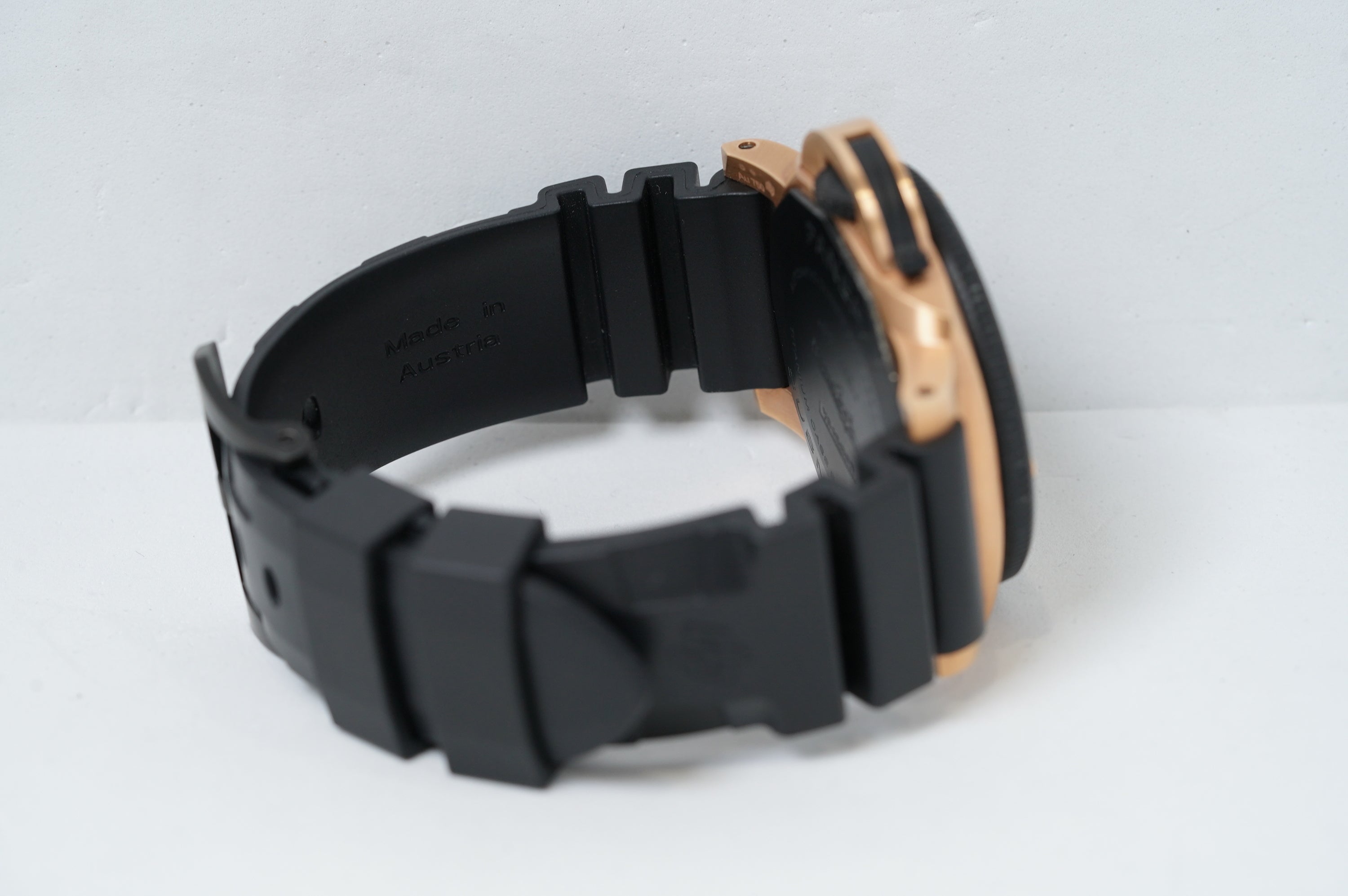Panerai Submersible Goldtech (PAM02070)